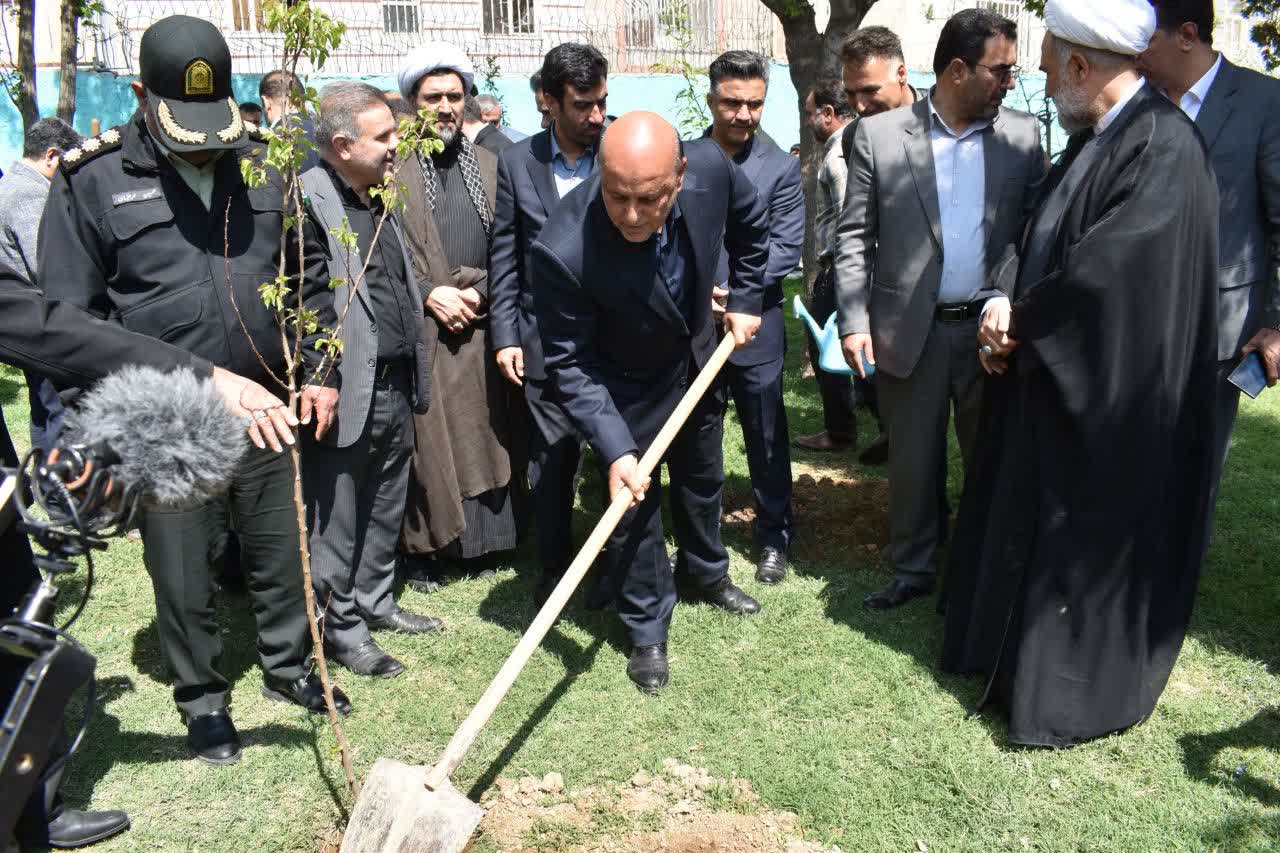 پویش درختکاری کاشت نهال امید در پارک شهدای ارتش خیابان ارتش به یاد شهدای جنگ رمضان
