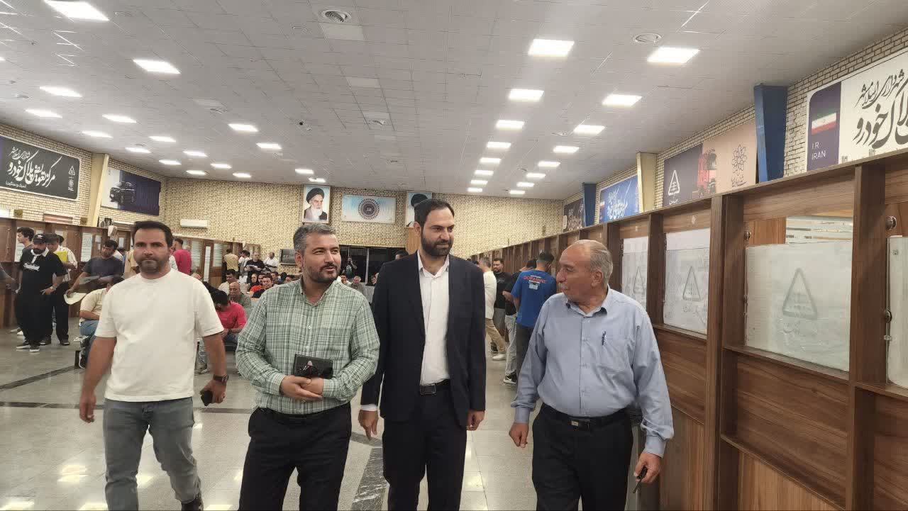 بازدید رئیس کمیسیون عمران، حمل&zwnj;ونقل و ترافیک شورای اسلامی شهر اسلامشهر از مرکز معاینه فنی و مرکز تعویض پلاک خودروهای سبک و سنگین شهرداری اسلامشهر
