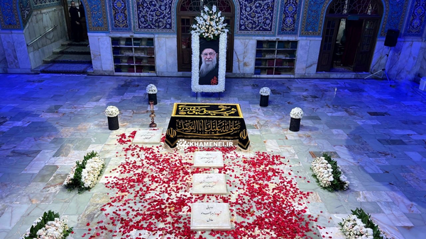 اولین فیلم از مزار مطهر رهبر شهید انقلاب اسلامی و شهدای خانواده ایشان در رواق دارالذکر حرم امام رضا علیه&zwnj;السلام