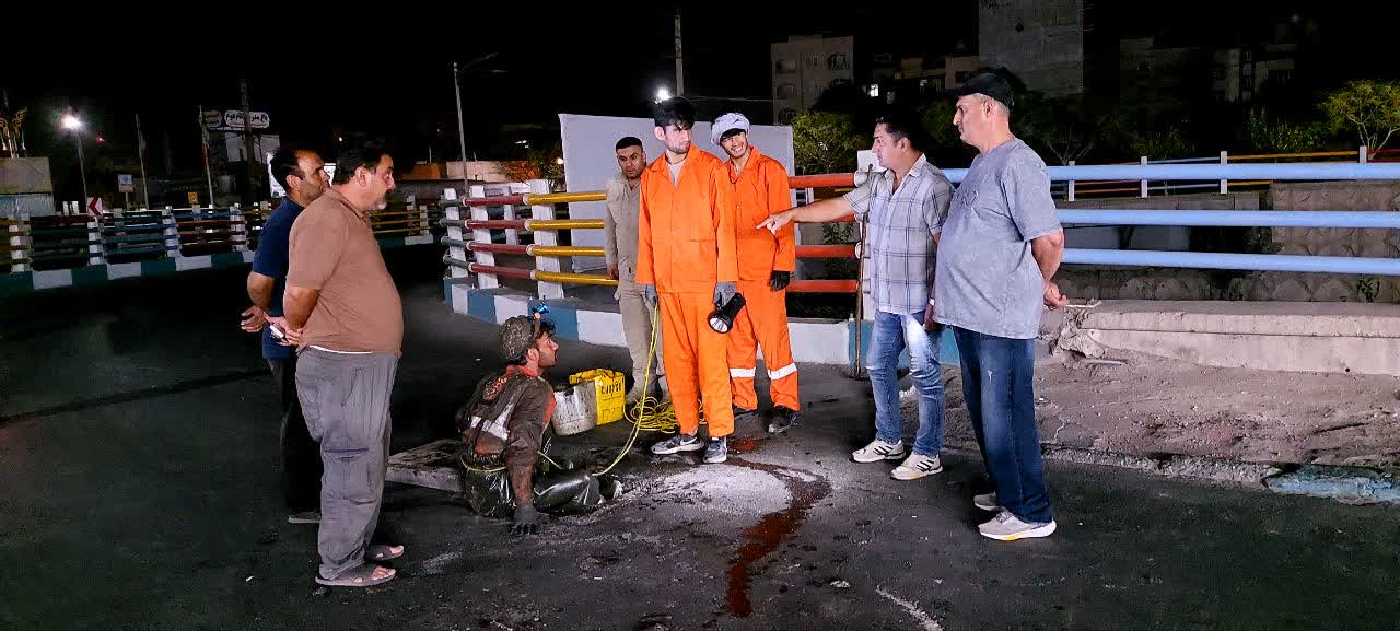 اجرای عملیات لایروبی و رفع گرفتگی کانال روگذر پل کاشانی تا خیابان مطهری