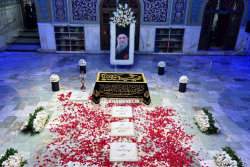 اولین فیلم از مزار مطهر رهبر شهید انقلاب اسلامی و شهدای خانواده ایشان در رواق دارالذکر حرم امام رضا علیه&zwnj;السلام